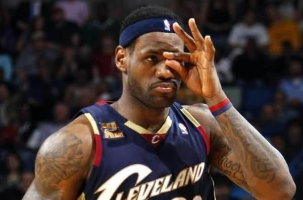 nba被禁止的庆祝动作,韦德霸气割喉被罚款,穆大叔的专利摇手指|皮尔斯