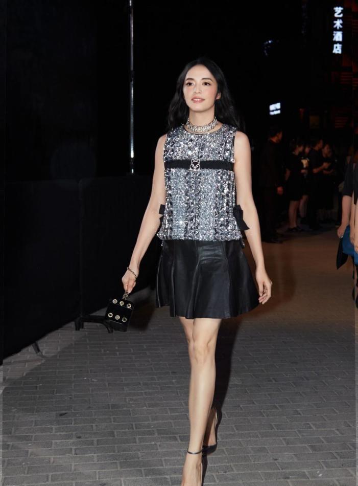 孟晚舟最新亮相太娇艳穿全套香奈儿大方秀身材戴脚镣也超优雅