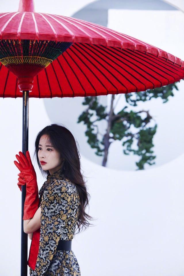 颖儿瘦身十年终翻红穿短旗袍蛮腰抢镜瘦得不像生过娃