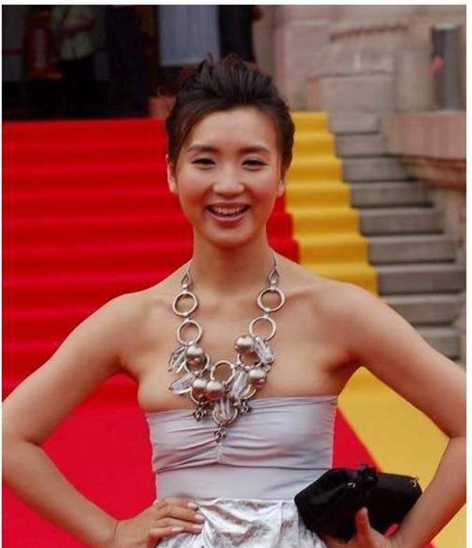 明星们花钱也删除不了的照片叶璇喝醉被人抬着走场面着实尴尬