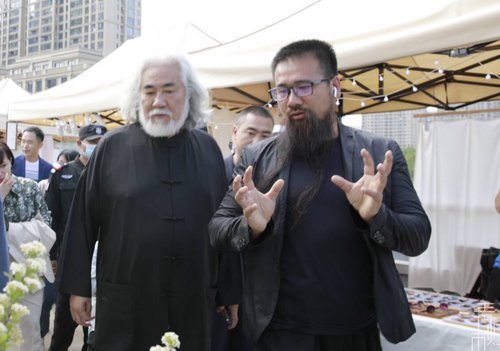先生和相关领导在青灯石刻艺术博物馆馆长,青灯市集策划发起人张金成