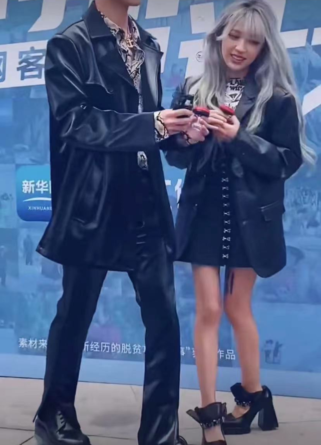 原相机中的机智张整个人干瘦不已,短裙将一双小鸟腿