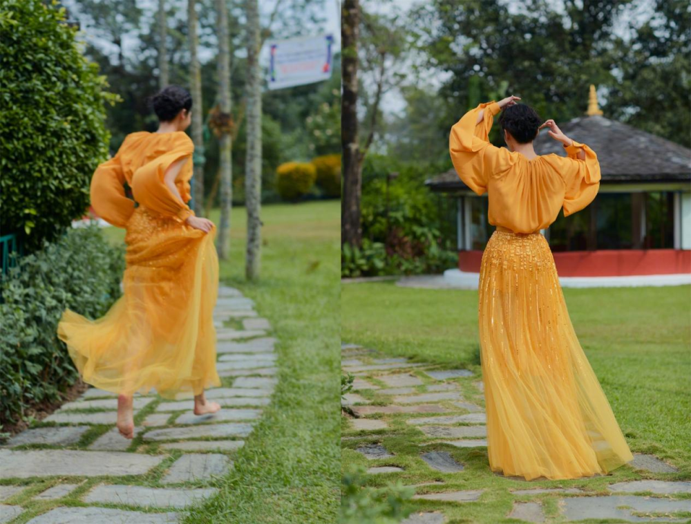 许晴52岁真不服老,穿豹纹上衣配厚底鞋,大步在走廊上奔跑如小花豹