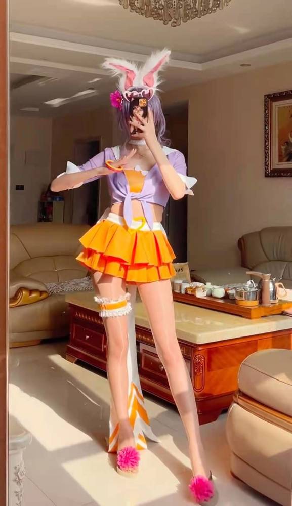 "电气鼠"秀出来的技能是cosplay,她cos的是公孙离蜜橘之夏皮肤,还原度