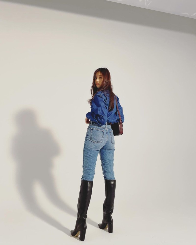 今天穿什么?牛仔裤配高筒靴展现你的强大气场