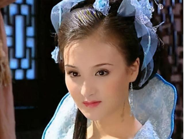 02 读大二时,乐珈彤便参演了张铁林主演的《聊斋先生》,美艳的古装