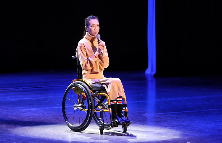 正是那一秒的失误,让刘岩从轮椅上开始了自己的人生,失去了双腿.