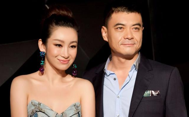 他是北影毕业的专业演员,在国家话剧院也已经工作了多年了,演戏已经21