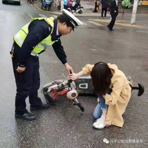 女子驾驶电动车摔倒在地他伸出了援助之手