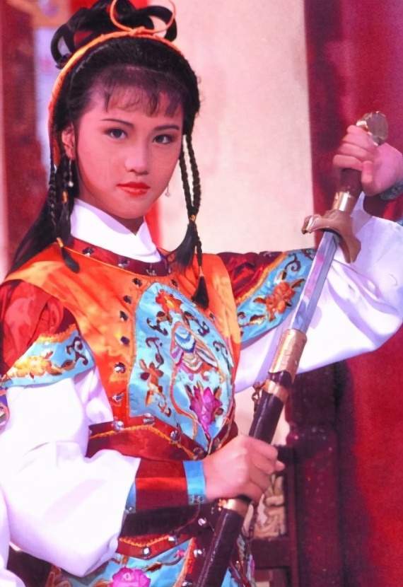 她是最美周芷若为爱不管一切遭富商抛弃今54岁未婚却潇洒