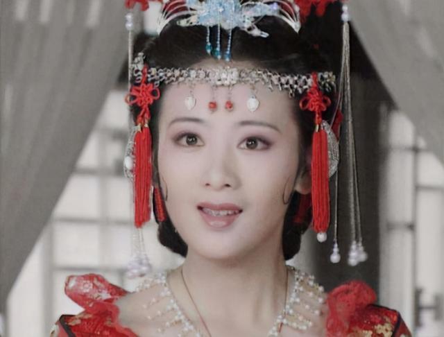 其实未进入大学时,李琳就出演了电视剧《炎黄始祖》.