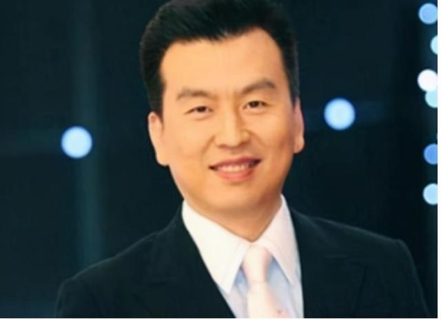 央视名嘴张泽群:曾3次求婚董卿被拒,今55岁晒娃,孩子妈成谜