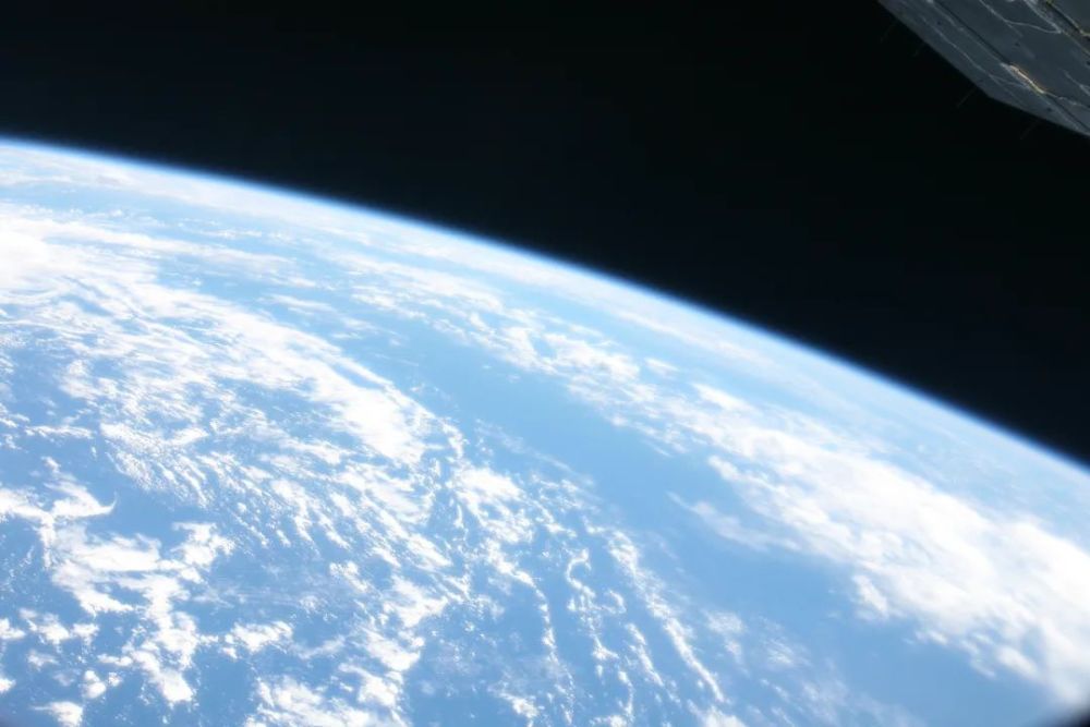 景海鹏在太空中拍摄到的蓝色地球2012年6月16日神舟九号飞船搭载着