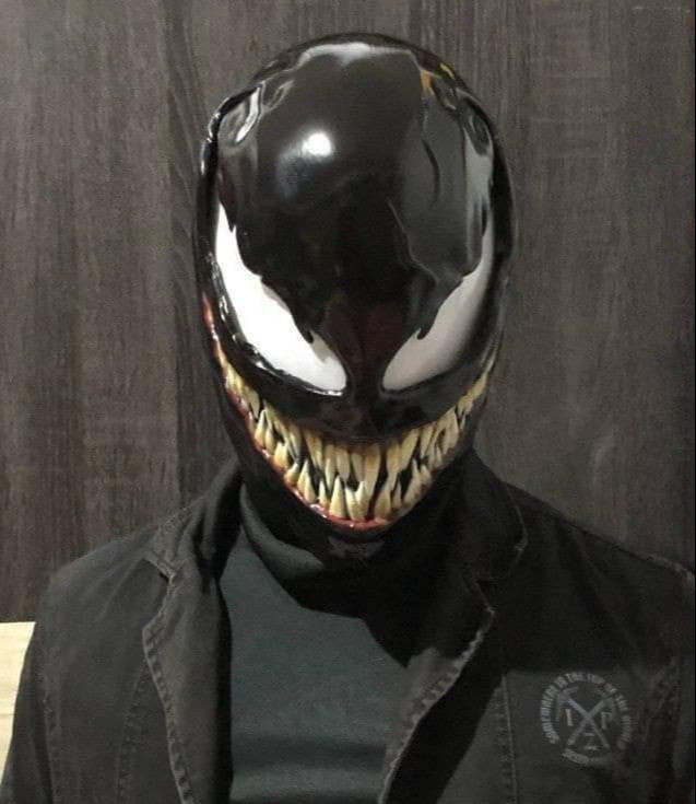 外形虽然看起来恐怖但是比较搞笑,模友将毒液的头部造型移植到了摩托