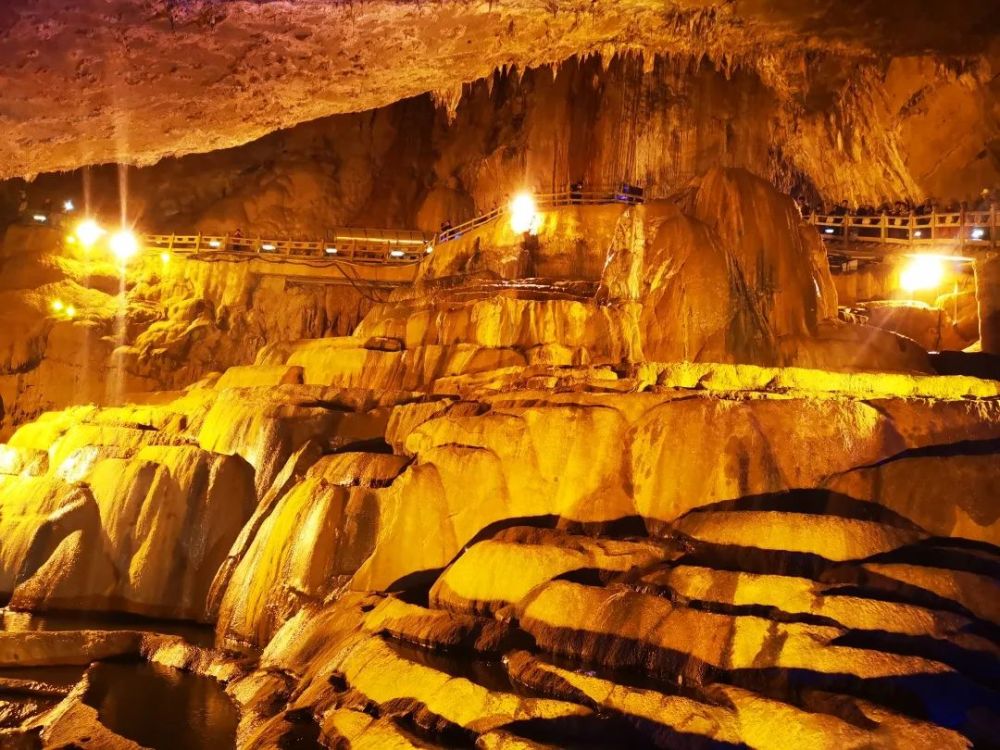 峰林 孤峰:是岩溶区的孤立石灰岩山峰,常分布在岩溶平原或岩溶盆地中