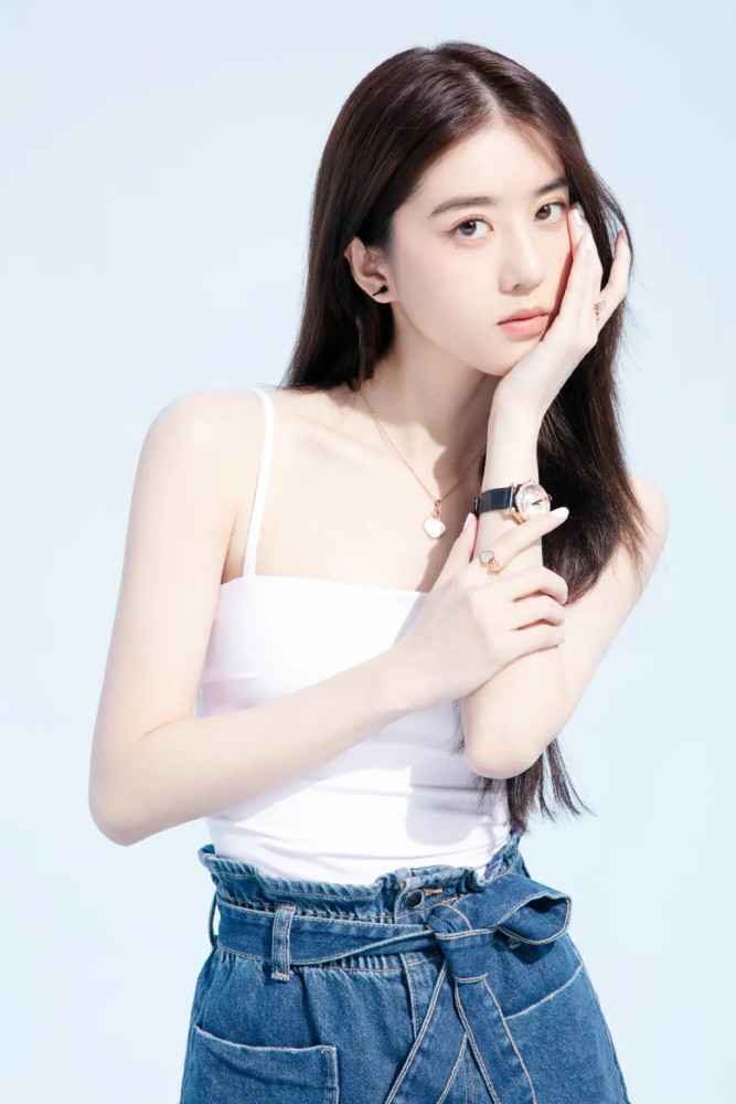 李凯馨白裙靓丽风采女神