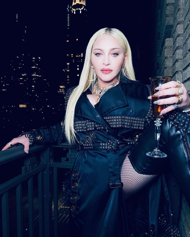 62岁麦当娜阳台上高抬腿过膝靴渔网袜女王范手戴8枚钻戒豪气