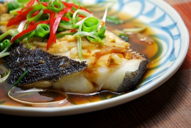 清蒸鳕鱼将米酒,味醂,酱油和冰糖粉放入碗内,混合均匀后淋在鳕鱼片上