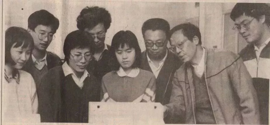 1991 年,王选指导北大计算机所的年轻人(来源:北京大学)