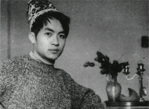 1993年,一诗人拿斧头砍妻后自尽,他写的诗句被年轻人当个性签名