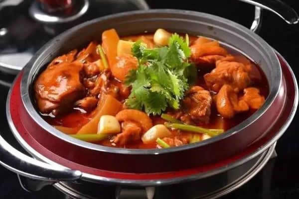 食材准备: 主料:鸭腿3只 配料:啤洒1罐,油,姜,蒜,红椒,青椒,酱油,老抽