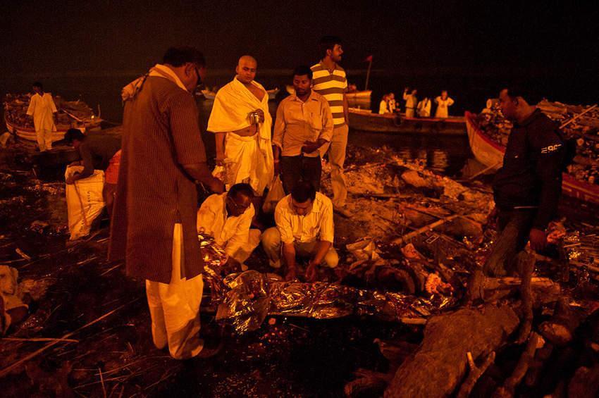 印度火葬场的可怕一幕表明,这个国家的疫情全面失控