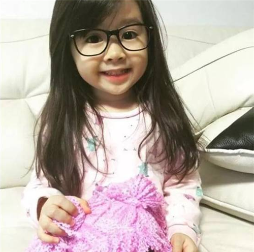 女孩名叫布莱娜·允(breanna youn),是一个出生于韩国的混血儿,她的