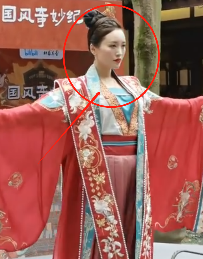 金莎穿汉服走秀上热搜,生图气质端庄优雅,衣着华丽却被嘲蹭热度
