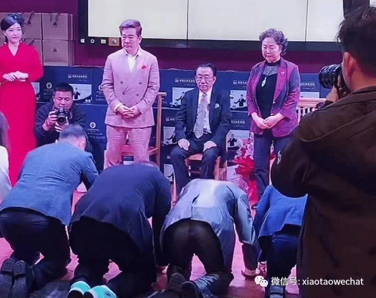 奇志长沙收徒 四位女徒弟 一位身份不详 侯耀华坐c位 也学马志明送