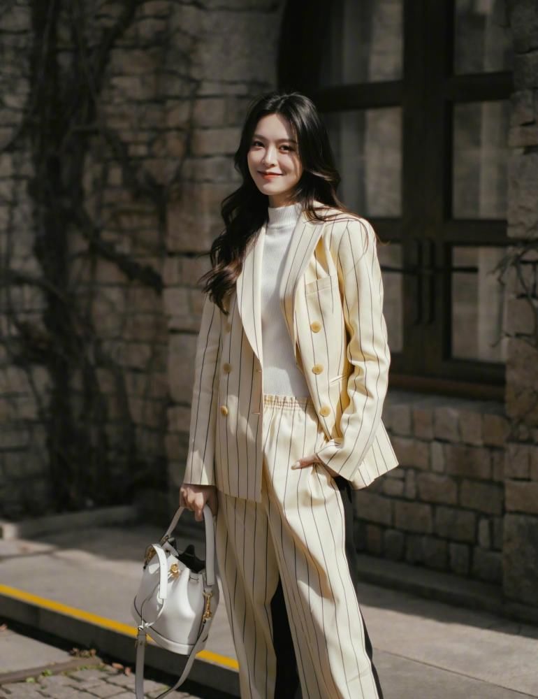 文咏珊真性感,贵妇西服"真空"上阵穿,平板身材也太有超模味了