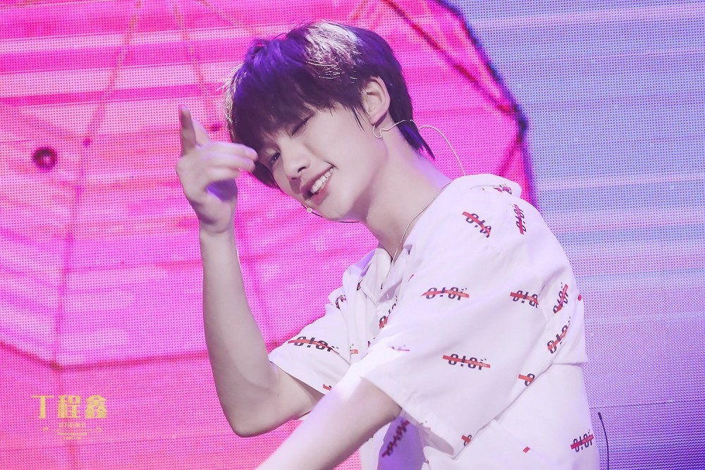 丁程鑫是笑起来会wink的小狐狸呀