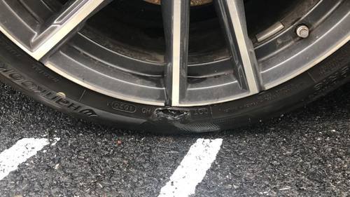 南昌洪都北大道窨井盖低陷导致车辆爆胎 多家单位"踢皮球"_腾讯新闻