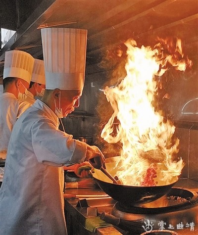 在曲靖晟世仟和酒店餐饮部的厨房里,身着厨师衣帽的杨家权左手握紧锅