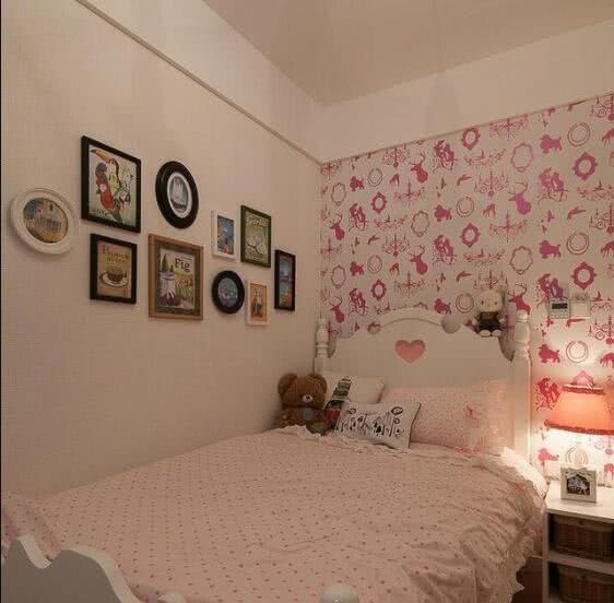 女儿的房间布置的温馨浪漫,白色的单人床,粉色的四件套,墙面是花色