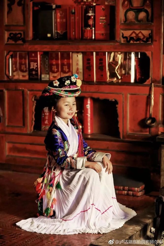 摩梭服饰技艺一只只猪槽船也在湖内相伴而行,船上的转湖者与湖岸上