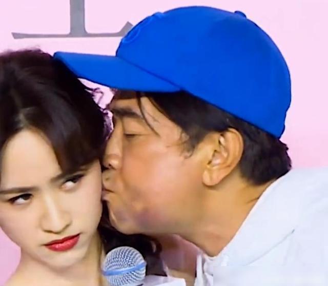 吴宗宪又当众强吻女儿,女儿一直躲闪满脸害怕,他竟还做过更过分的举动