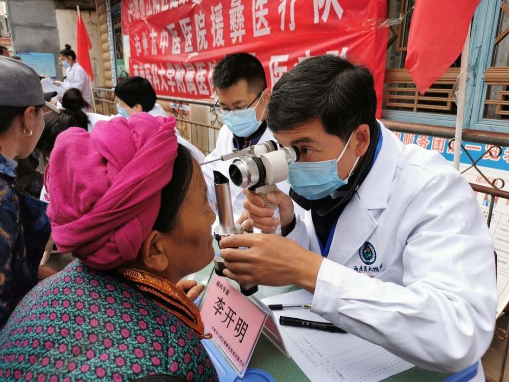 四川省脱贫攻坚先进个人李开明传帮带为彝区留下带不走的医疗队