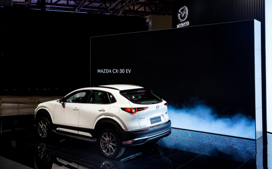 这届上海车展马自达带来了光影艺术