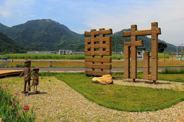 游客们愿意来曹村,因为曹村越来越美,而且她有"中