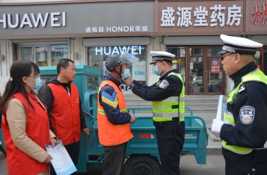 通榆为民服务践初心一盔一带护平安