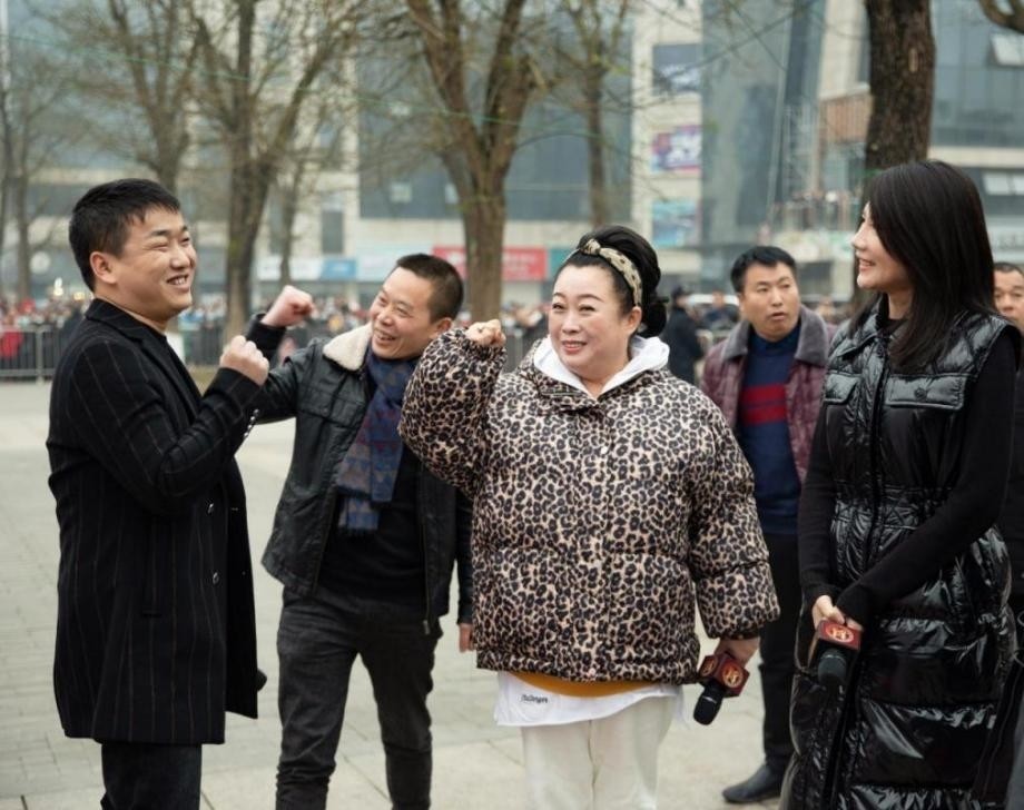 央视综艺《喜上加喜》来四川邻水啦 张海燕被小伙直接摔在地上_腾讯