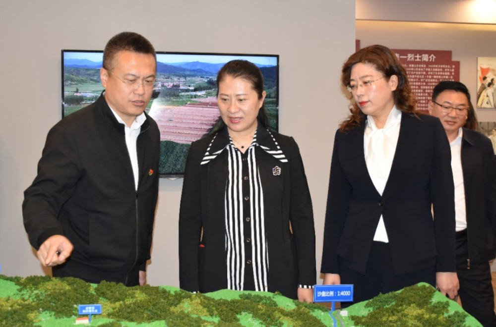 仪式现场,薛静和张燕共同为"七一红色文化展览馆"辽宁省爱国主义教育
