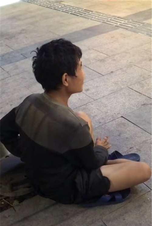 华强北山寨手机王子曾身家上亿风光无限如今痴傻流落街头