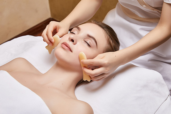 面部刮痧让您告别皮肤灰暗无光泽