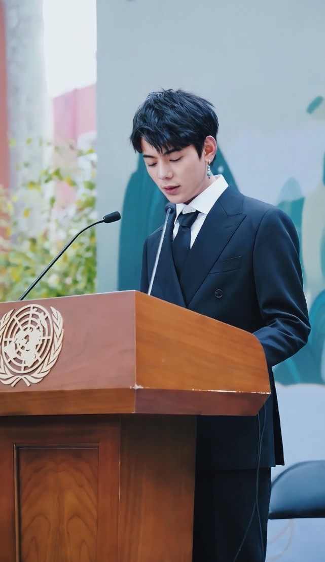 丁真出席联合国活动,一身黑色西装搭配少数民族耳坠,帅气又野性