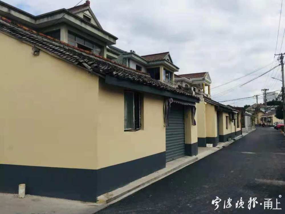 平整的沥青路面,居民房的外墙都统一涂上乳黄和深灰两色相间的石漆,乱