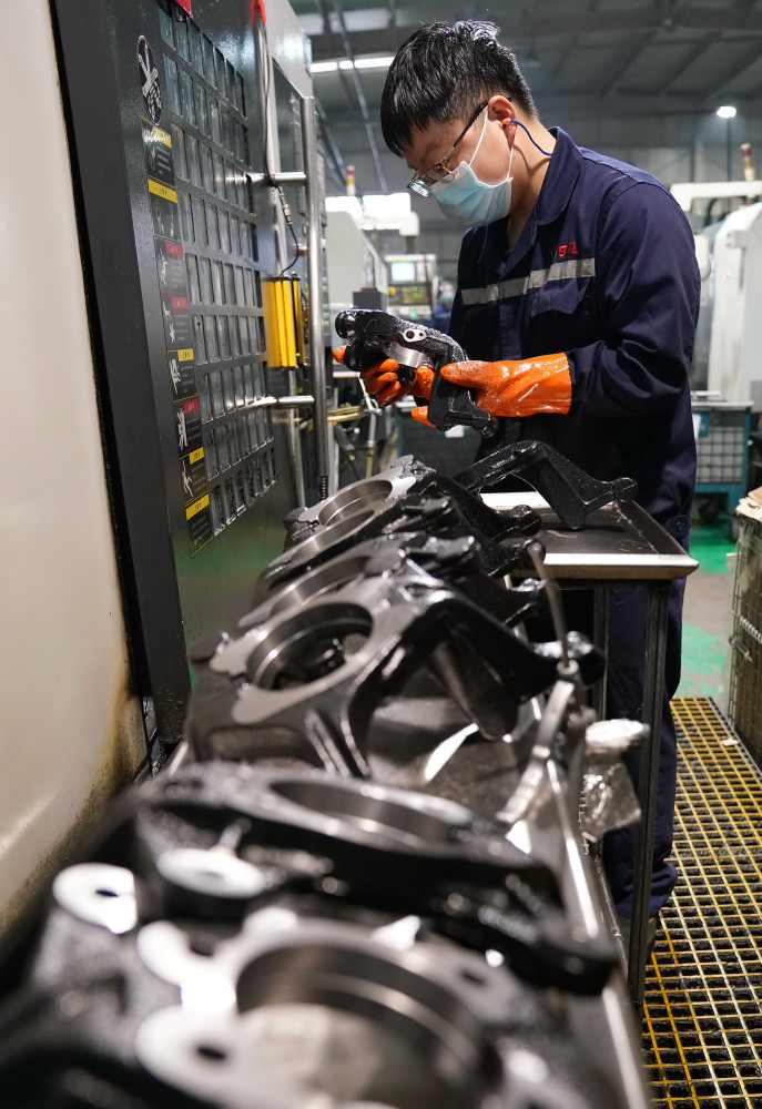 4月22日,工人在滦南县一家汽车配件企业的生产线上工作.