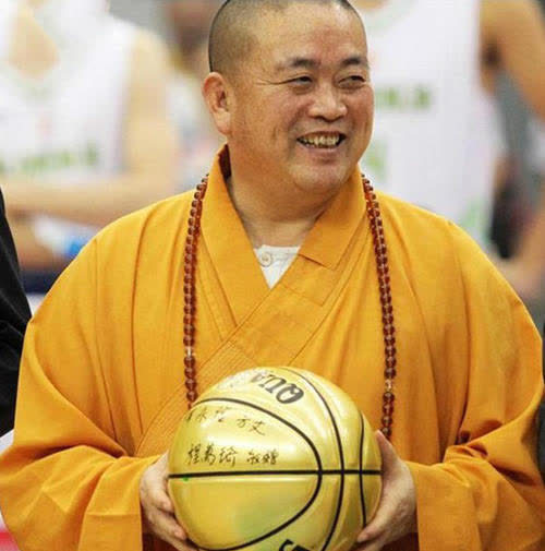 少林寺住持释永信穿16万云锦袈裟被质疑用香火钱购两千万别墅