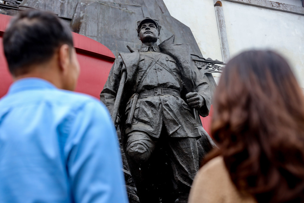 4月20日,参观者瞻仰娄山关红军战斗纪念碑(无人机照片).