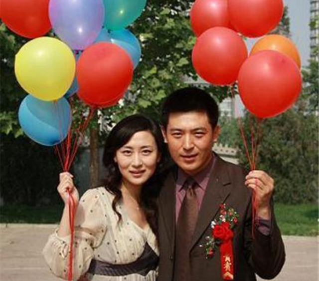 春晚知名小品演员孙涛,为何红了25年没绯闻?看他老婆是谁就知道